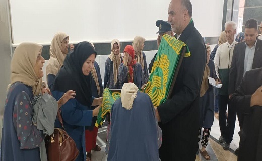 خادمان امام رضا (ع) از معلولان کم توان ذهنی دختر عیادت کردند