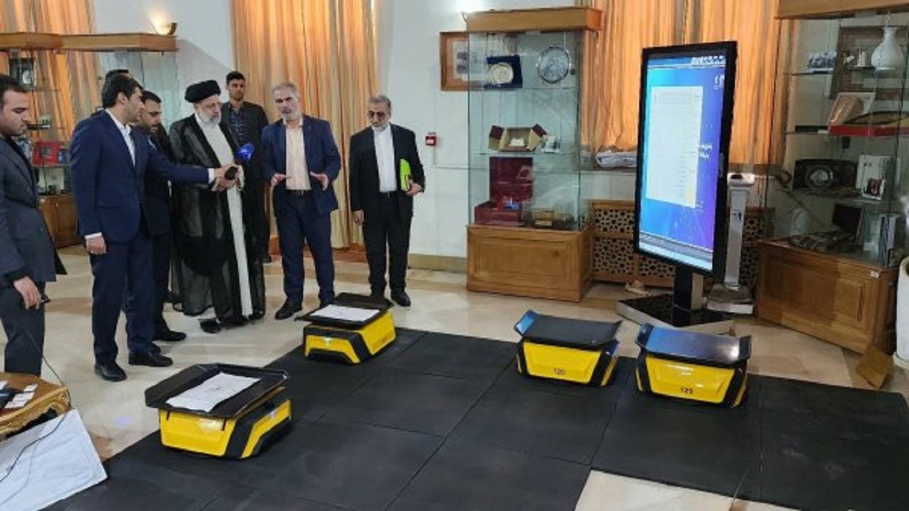 بازدید رئیس‌جمهور از نمایشگاه آخرین خدمات و دستاورد‌های وزارت ارتباطات و فناوری اطلاعات