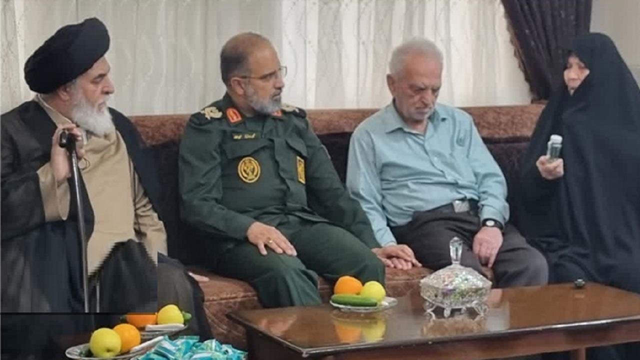 دیدار جمعی از مسئولان قم با خانواده شهید محمد معماریان