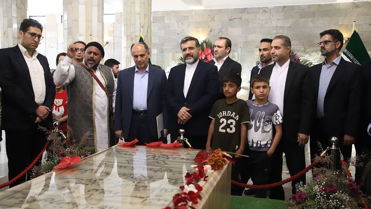 آرامگاه فردوسی در سالروز بزرگداشت این شاعر نامدار ایرانی گلباران شد