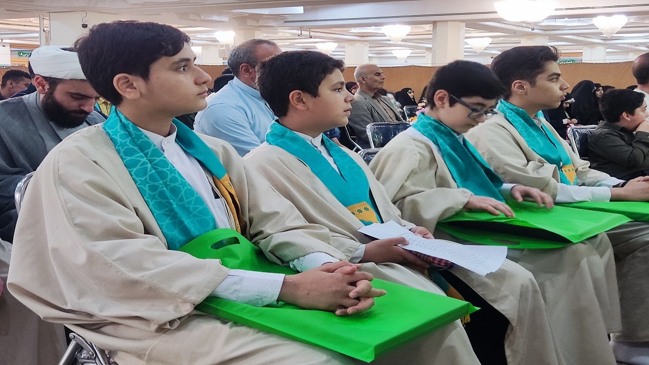 تجلیل از ۴۲ حافظ کل قرآن و نهج‌البلاغه در حرم حضرت معصومه(س)