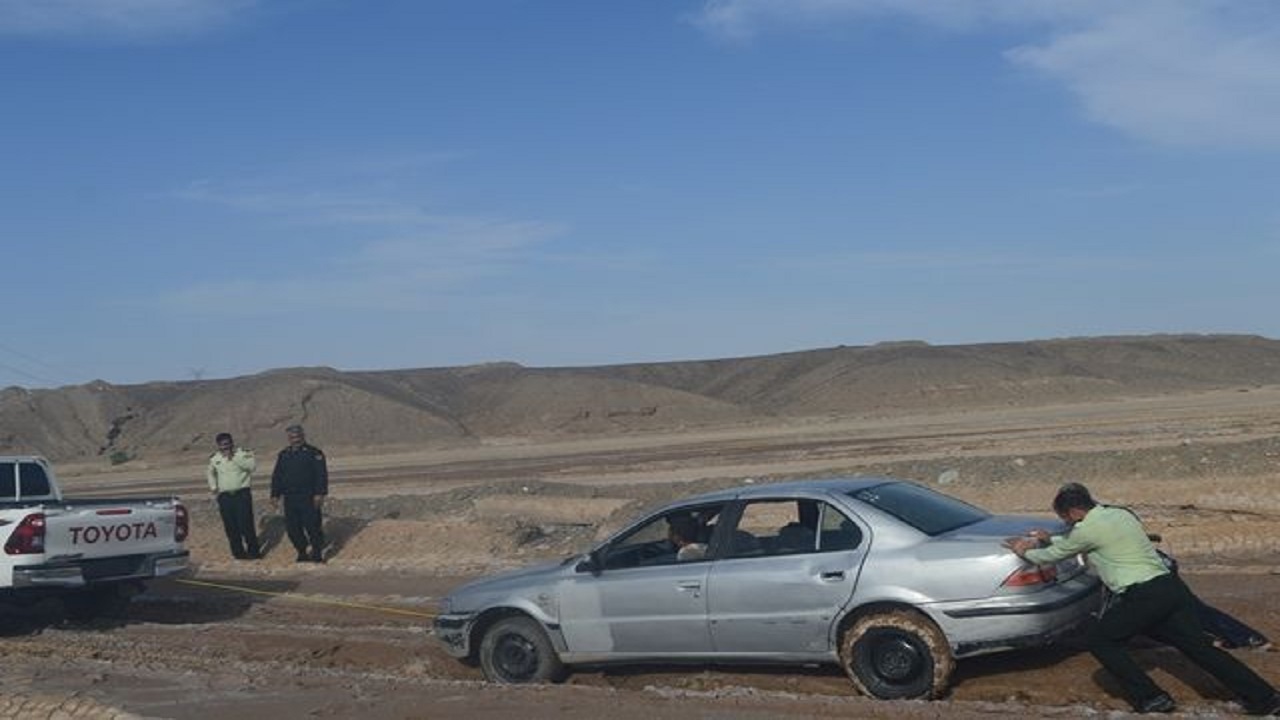 امداد رسانی به خودروی گرفتار در بستر رودخانه توسط پلیس  نیمروز
