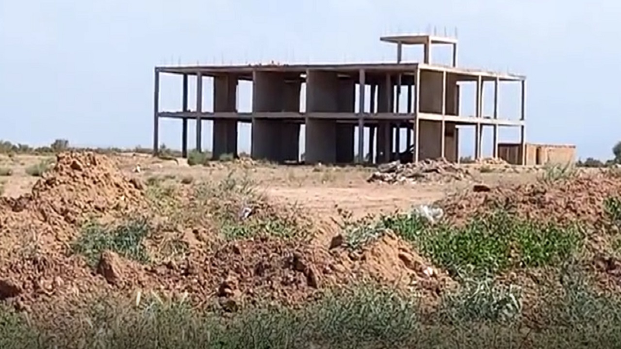 نیمه کاره رها شدن ساخت دانشگاه آزاد اسلامی در آران و بیدگل + فیلم