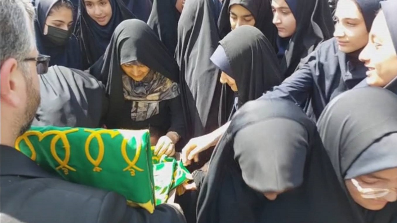 استقبال دانش آموزان چادگانی از پرچم متبرک حرم امام رضا (ع) در دهه کرامت + فیلم
