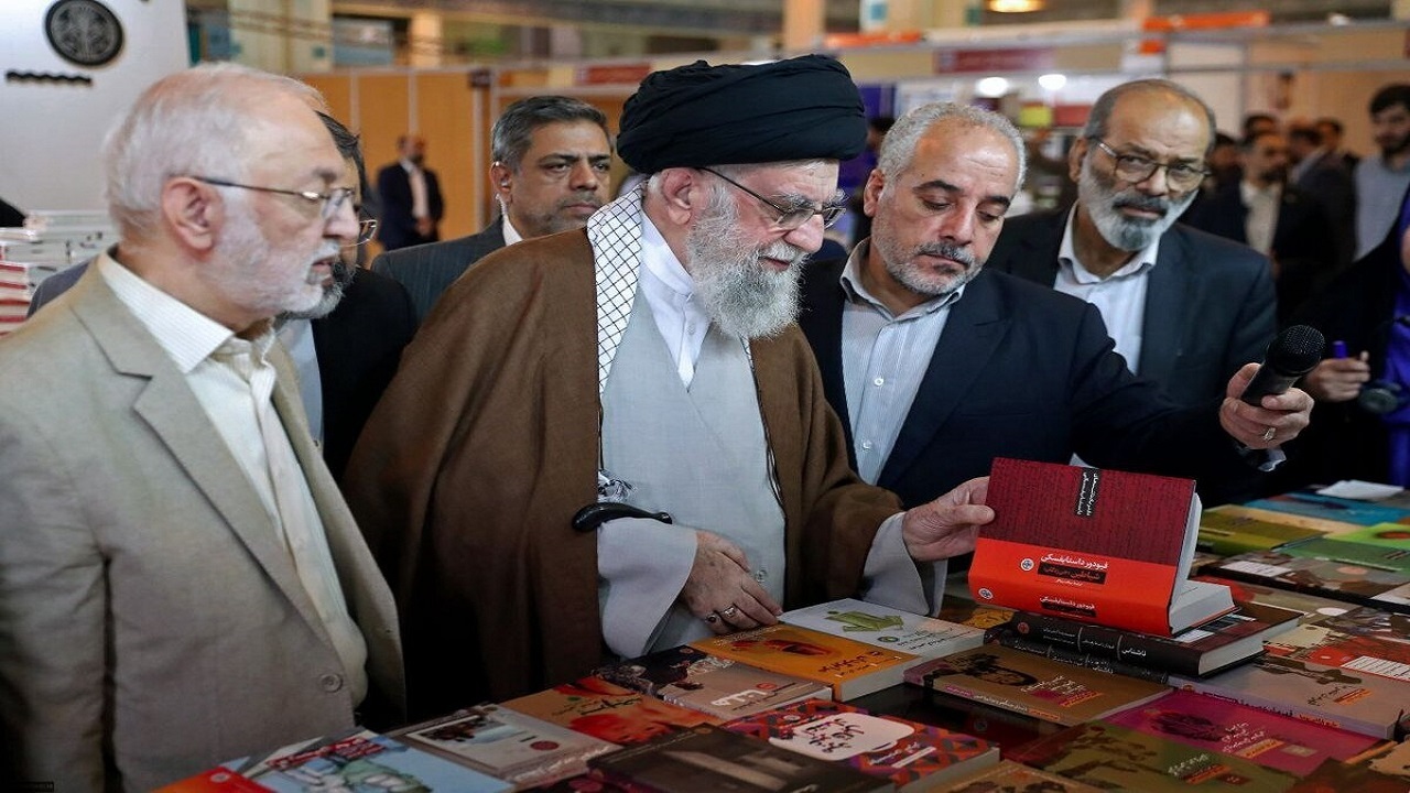 گفت‌وگوی رهبر انقلاب با جوان فلسطینی که ۲ ماه پیش خود را از غزه به تهران رساند + فیلم