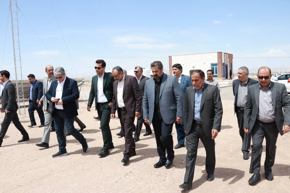 بازدید معاون وزیر نیرو از  نیروگاه ۱۰ مگاواتی خورشیدی در بهرمان
