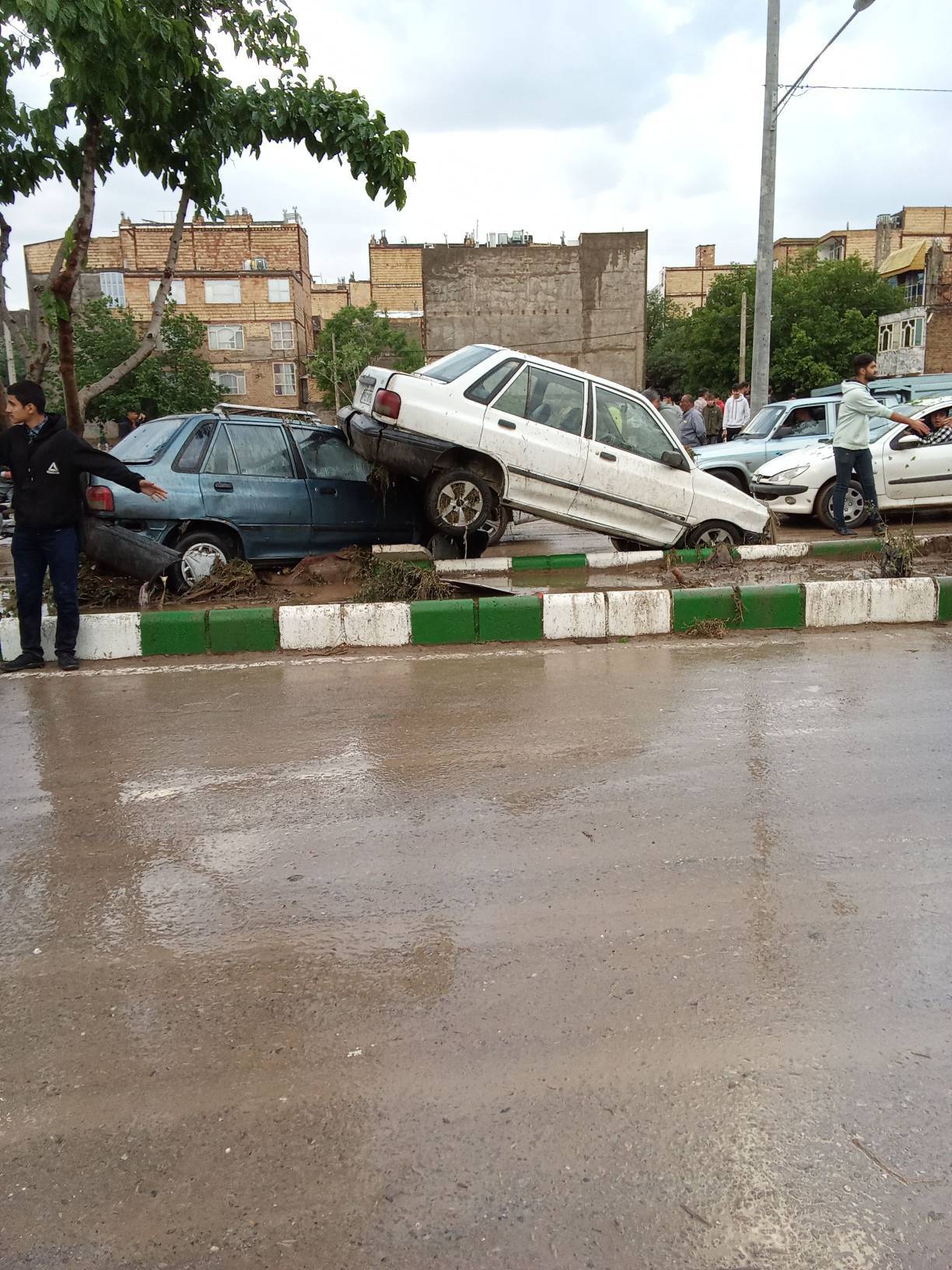 برخورد خودروها بر اثر سیلاب