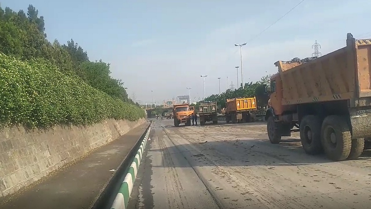 فیلمی از تلاش عوامل شهرداری برای بازگشایی مسیر‌های سیل زده در مشهد