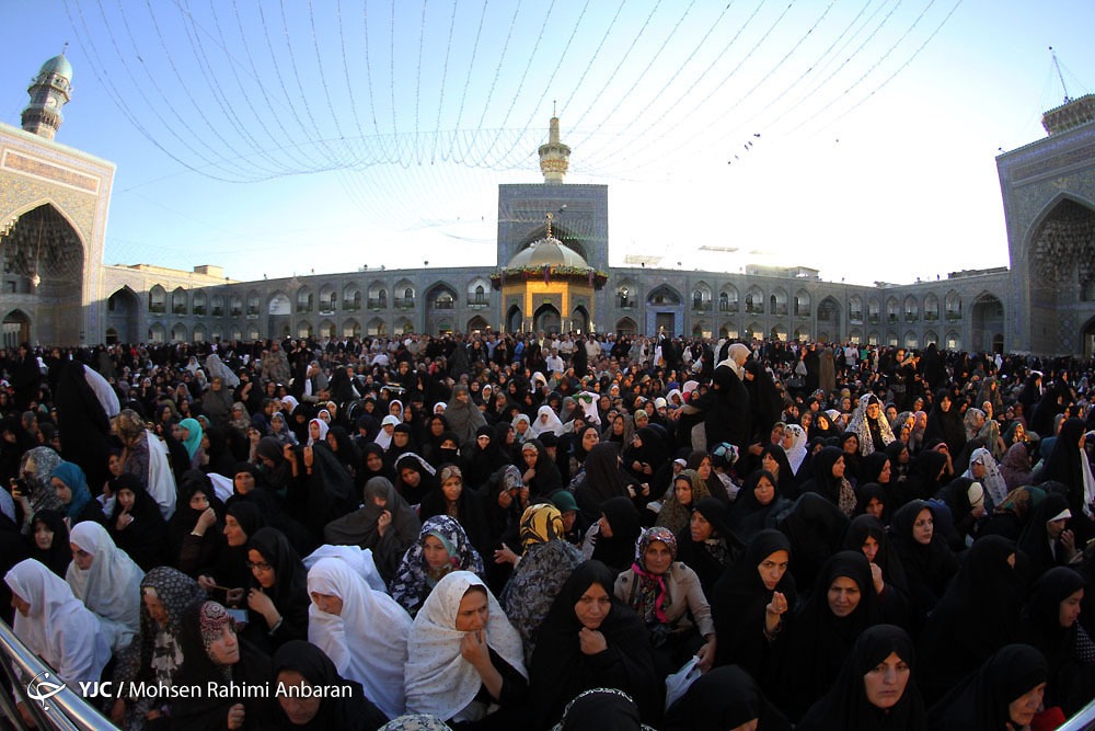 زائران در حرم امام رضا