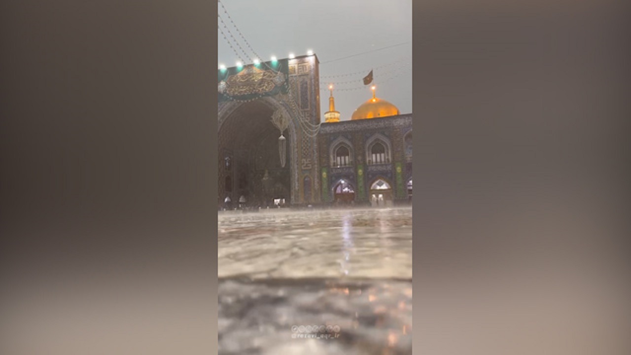 نمایی زیبا از بارش باران در حرم مطهر رضوی + فیلم