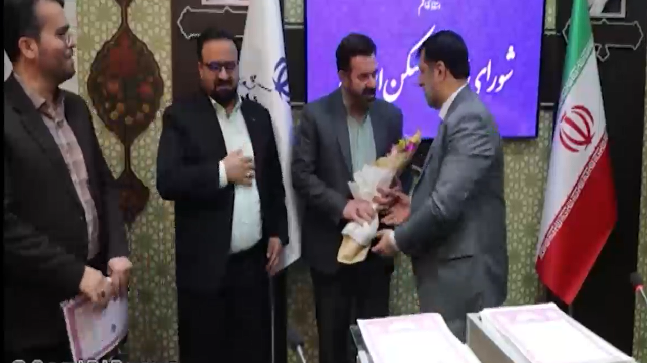 تحویل تعدادی از اسناد مسکن ملی به راه و شهرسازی قم