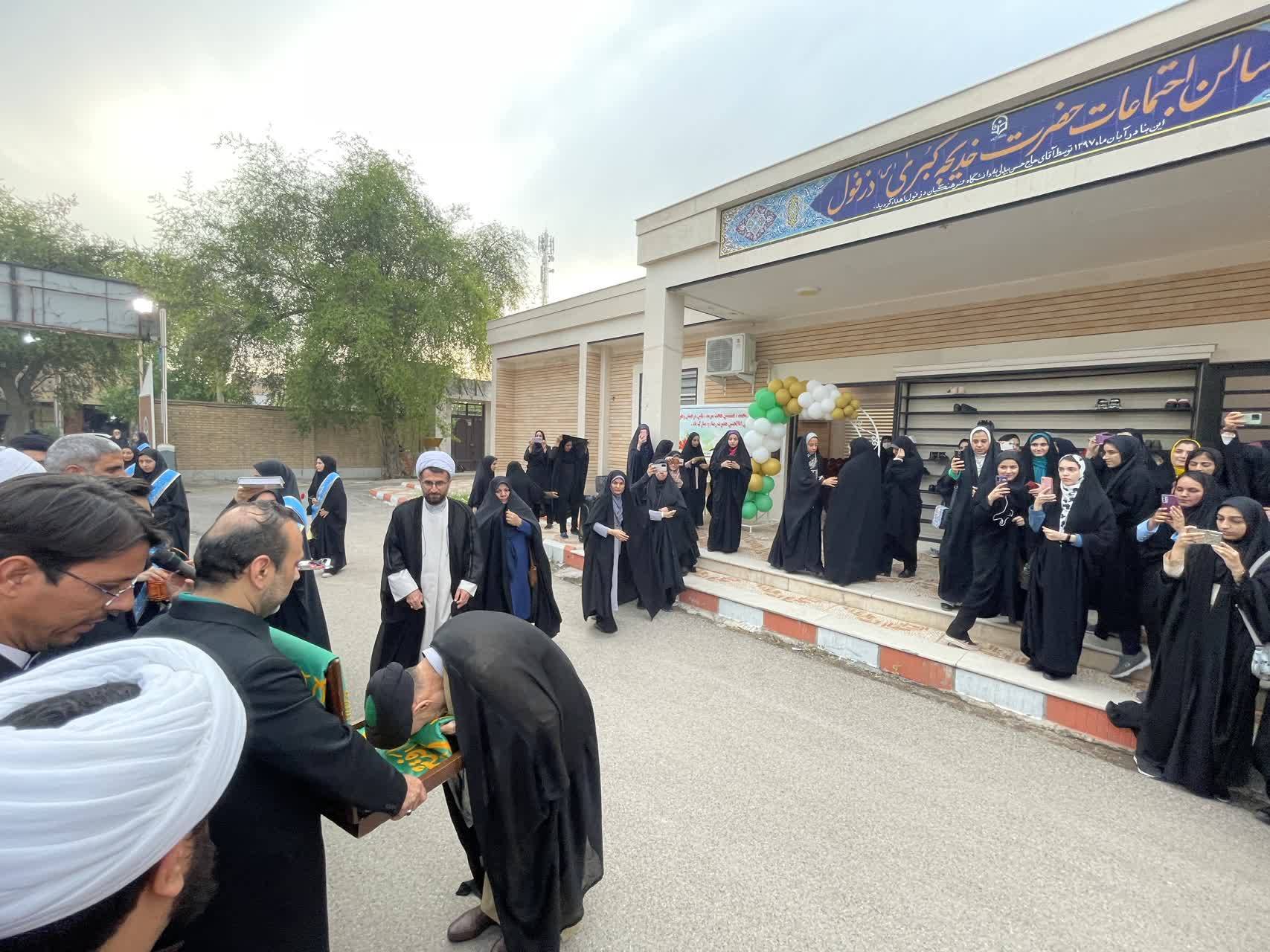 ادای احترام به پرچم متبرک امام رضا(ع) ادای احترام به پرچم متبرک امام رضا(ع)