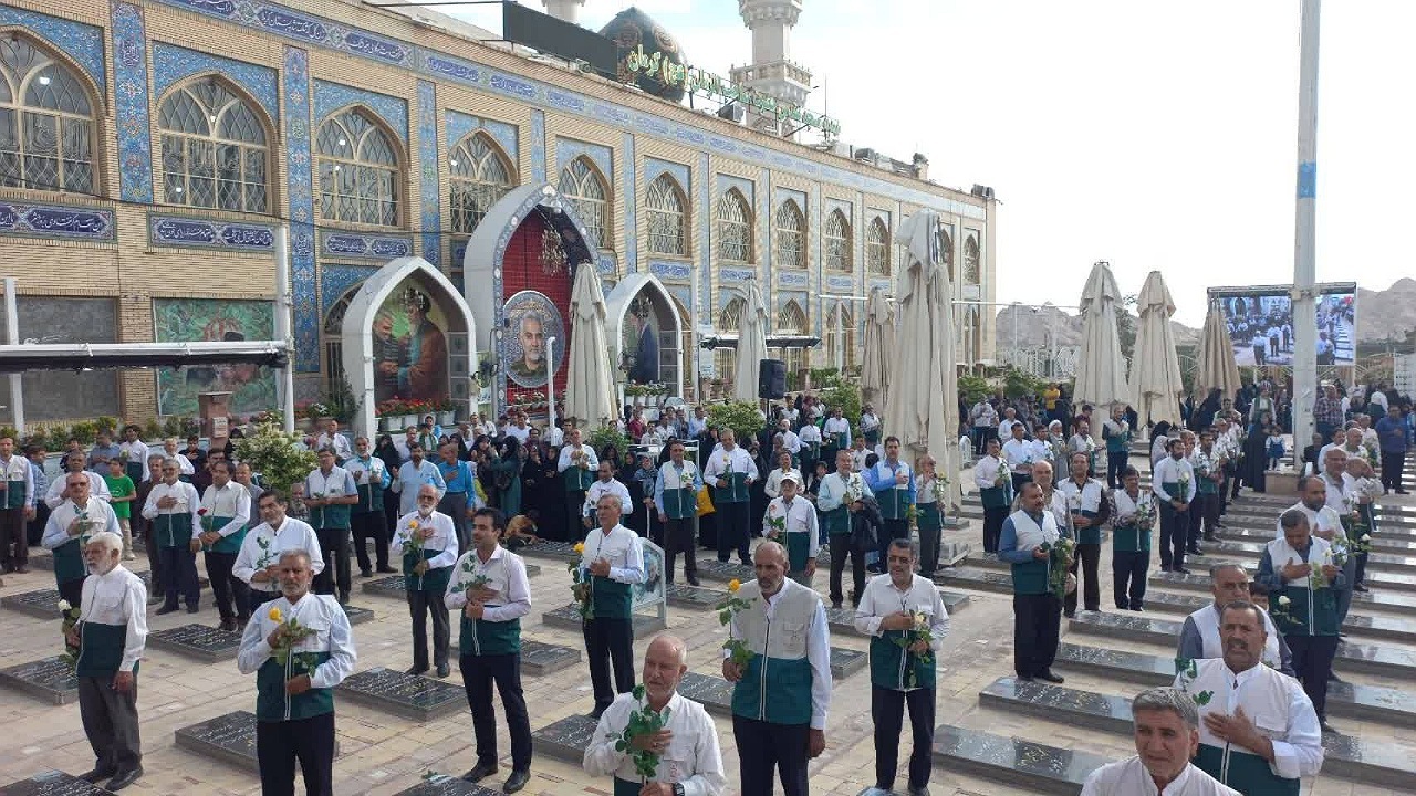 غبارروبی قبور شهدا در کرمان+ تصاویر