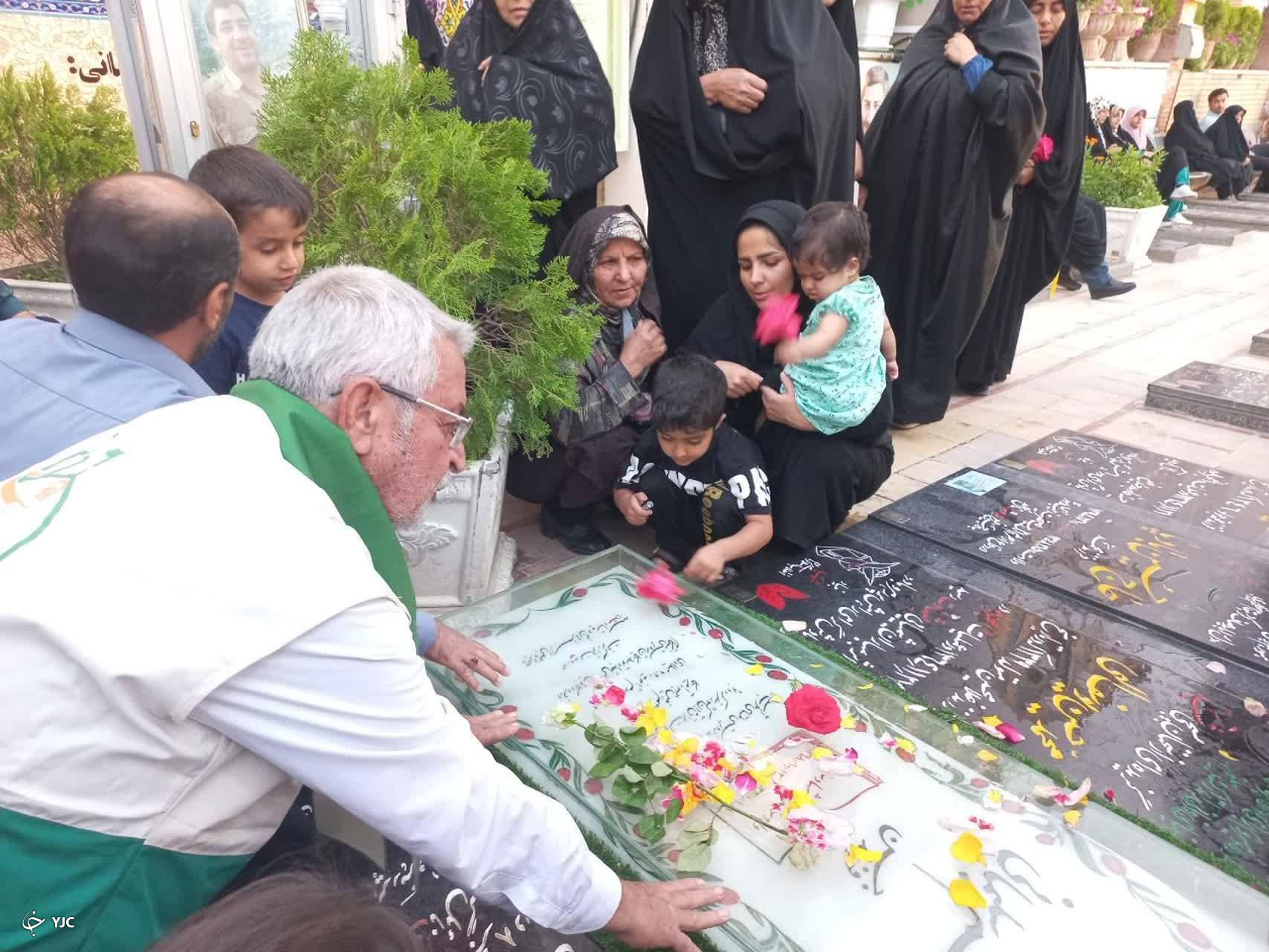 غبارروبی قبور شهدا در کرمان