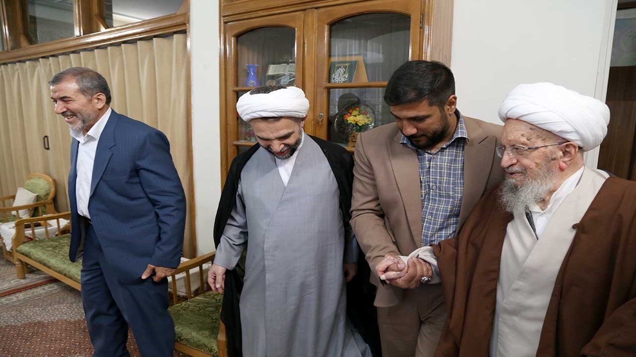 معاون اول قوه قضاییه به دیدار آیت الله مکارم شیرازی رفت