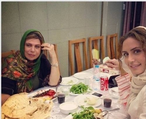الناز شاکردوست و گوهر خیر اندیش در رستوران