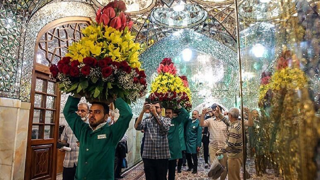 تعویض گل‌های ضریح مطهر امام رضا (ع) + فیلم