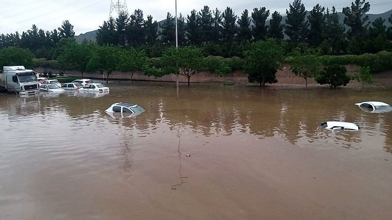 گفتگو با جوان مشهدی که هنگام سیل داخل ماشین محبوس شده بود+ فیلم