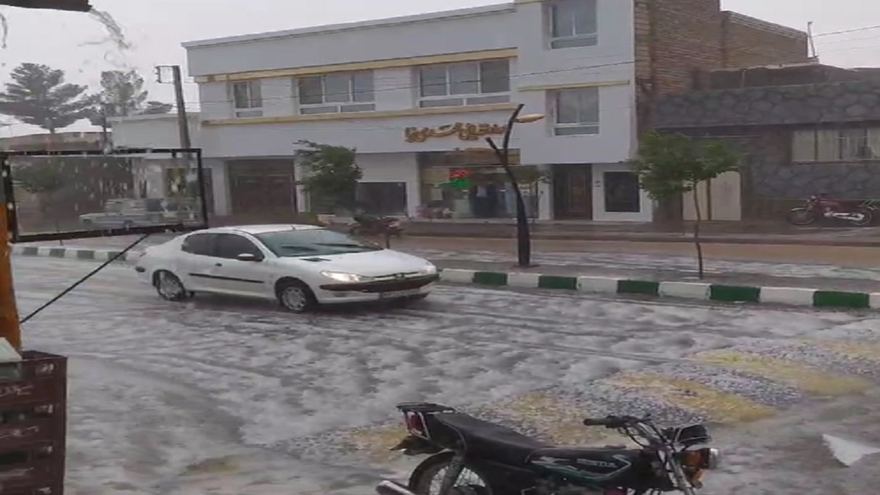 نمایی از سفیدپوش شدن کاشمر بر اثر بارش تگرگ