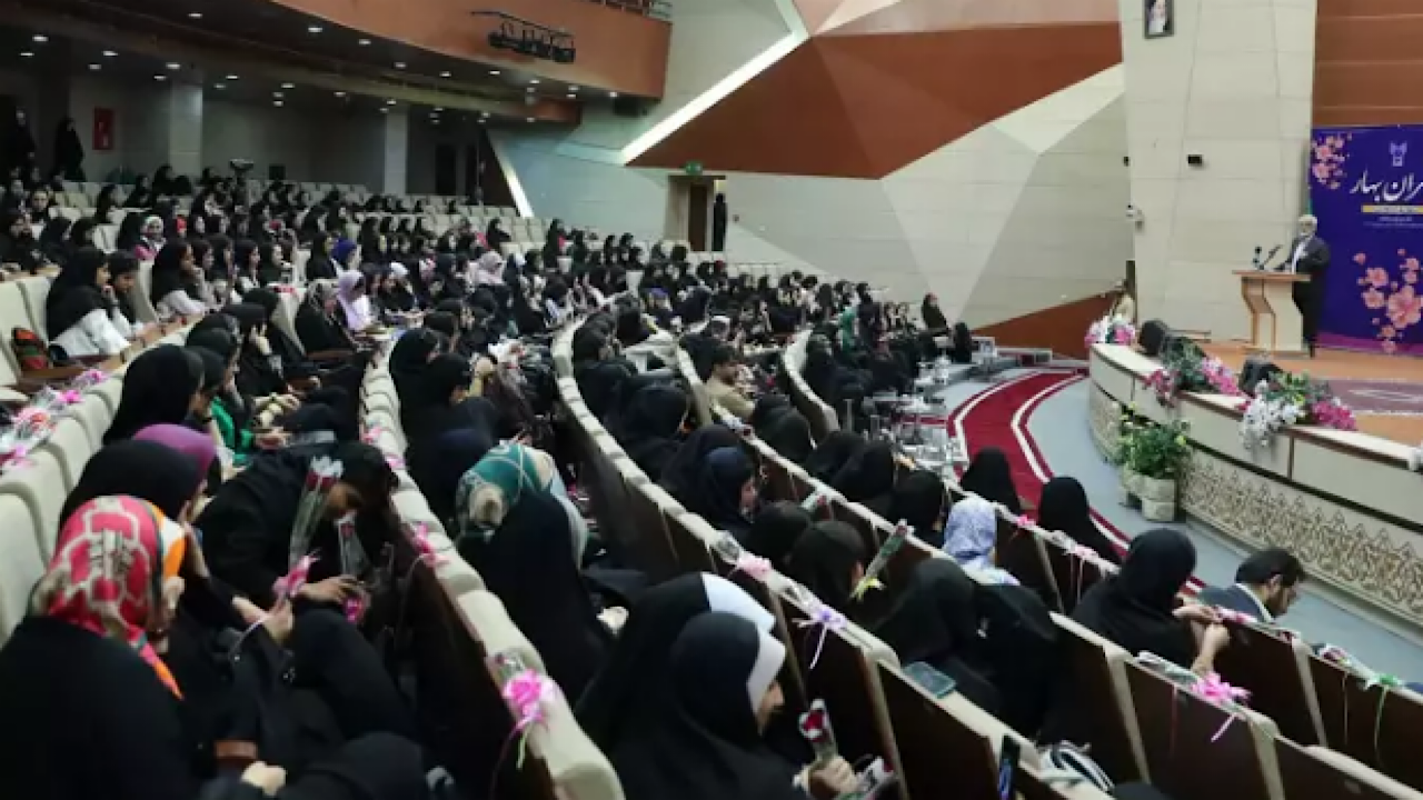 غرب با استفاده از فضای مجازی و عبور از ارزش‌ها ریشه انسانیت را نابود می‌کند