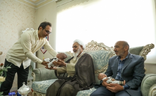 دیدار امام جمعه قزوین با دو خانواده دارای چهار و شش فرزند