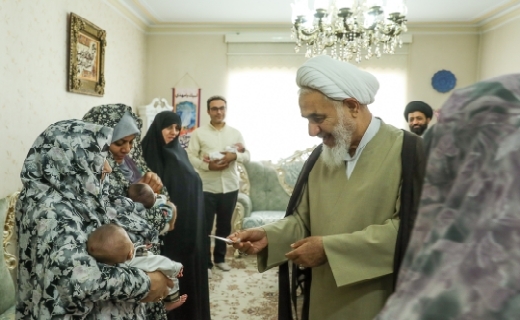 دیدار امام جمعه قزوین با دو خانواده دارای چهار و شش فرزند