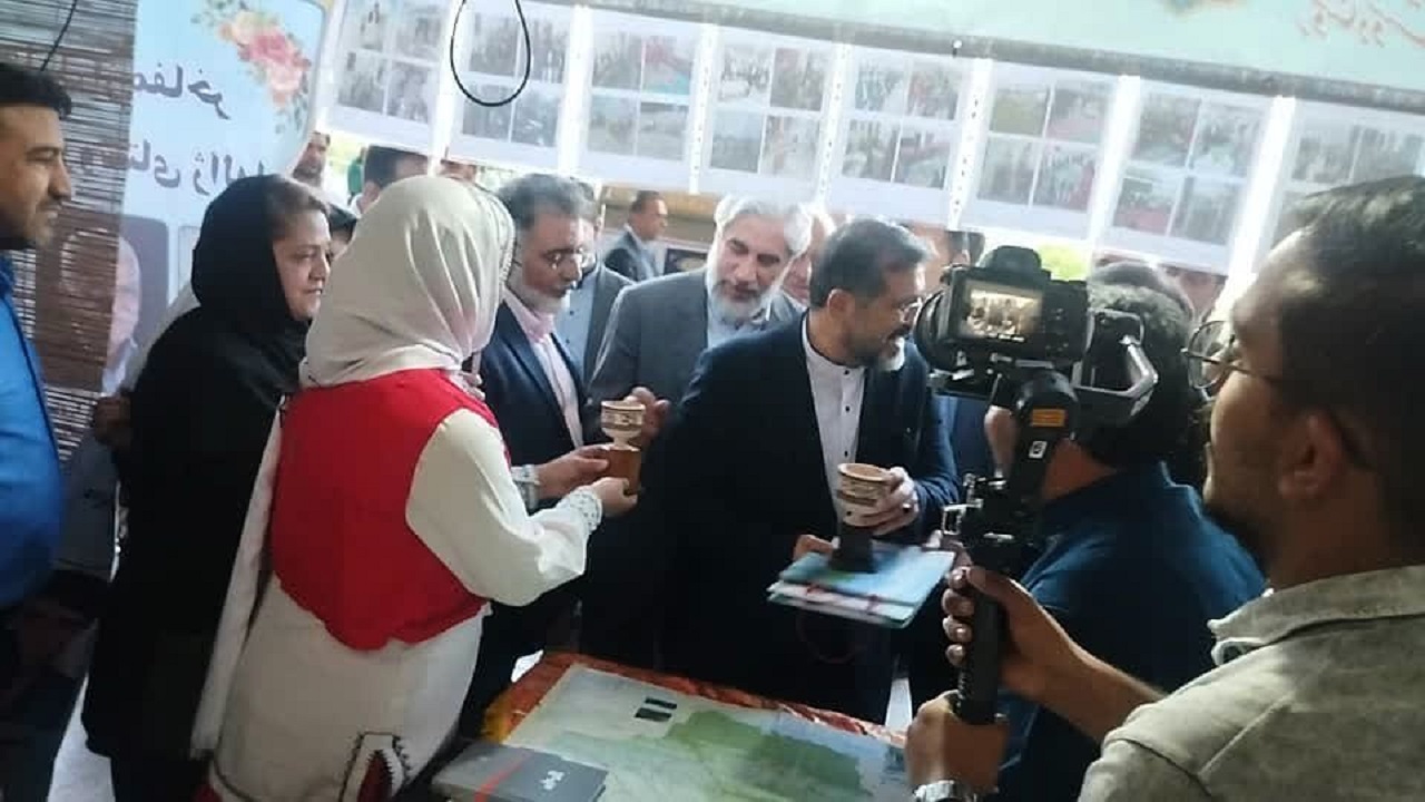 غرفه عشایر و روستاهای دوستدار کتاب سیستان و بلوچستان میزبان وزیر فرهنگ و ارشاد اسلامی شد