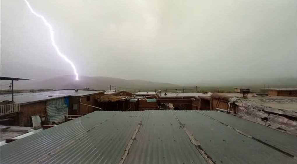 لحظه رعد و برق در روستای حصار