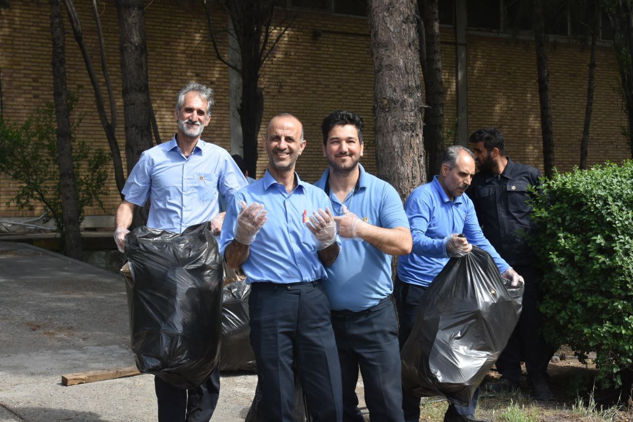 پاکسازی محیط توسط کارکنان