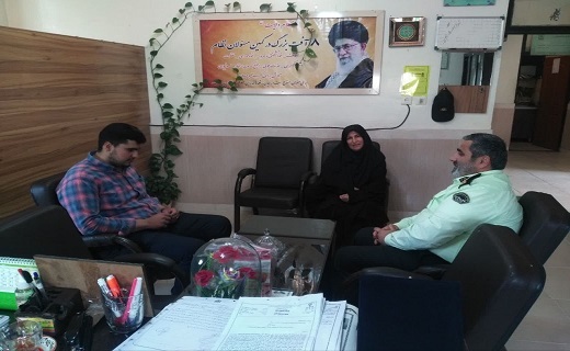 رئیس کلانتری شاندرمن دختر جوان محبوس در خودرو را نجات داد