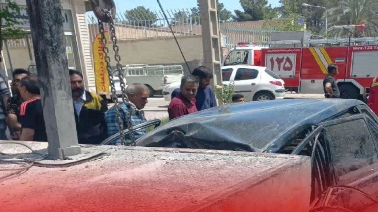 نجات راننده مصدوم محبوس از درون پراید