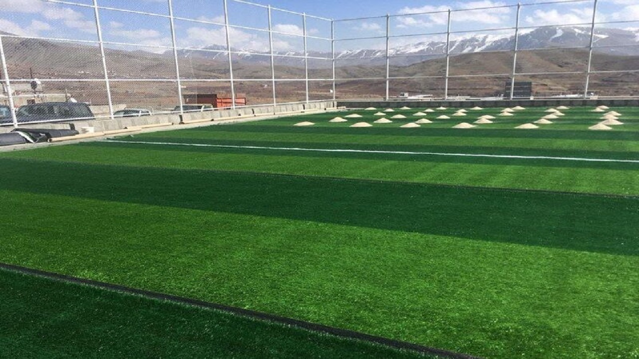 مدرسه استثنایی دهگلان صاحب زمین چمن می شود