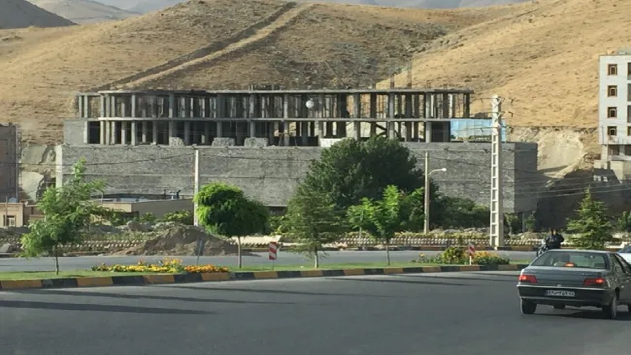 کمبود امکانات رفاهی ساکنان خیابان مطهری رودهن را به دردسر انداخت + فیلم