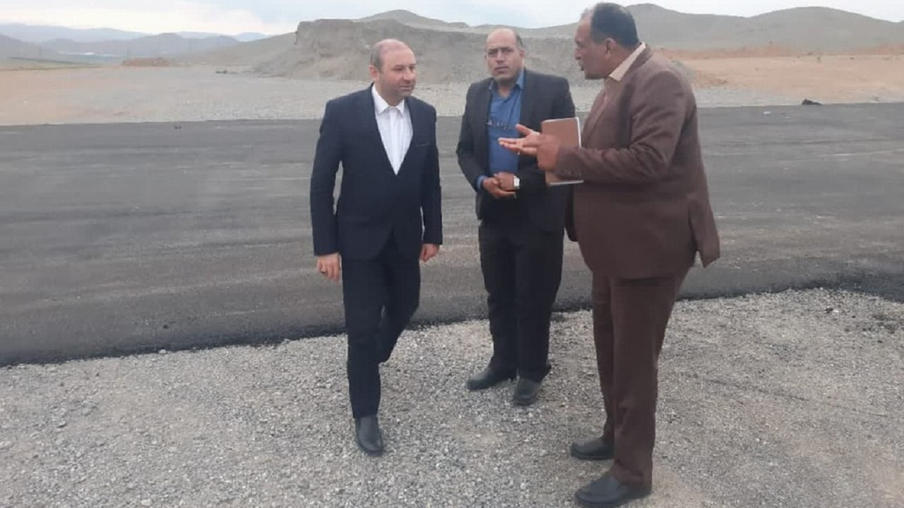 توزیع آسفالت در معابر آرامستان بهشت رحمت شهرکرد