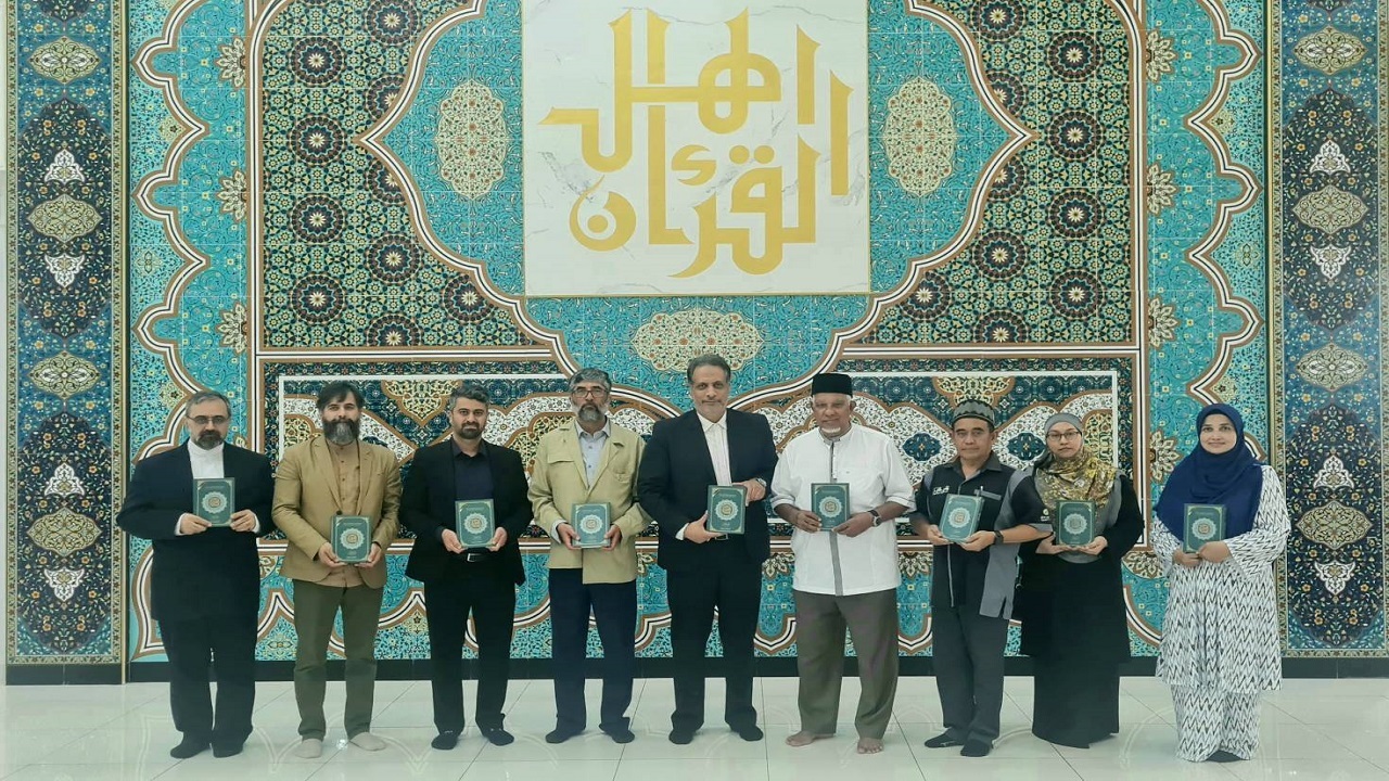 اهداء قرآن ویژه فلسطین به هیئت اعزامی آستان قدس رضوی در کشور مالزی