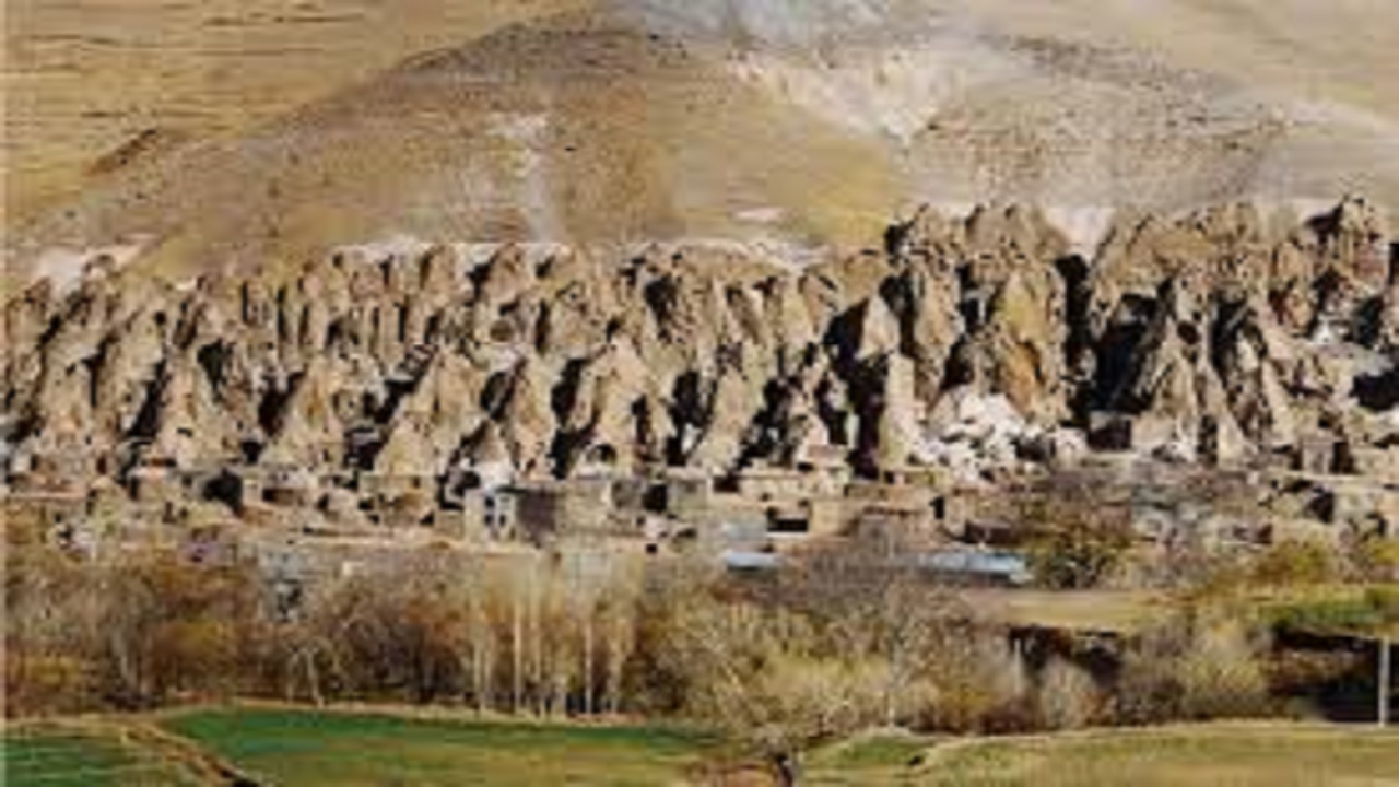 تاکید برلزوم مطالعه و احیای روستای مدفون کندوان