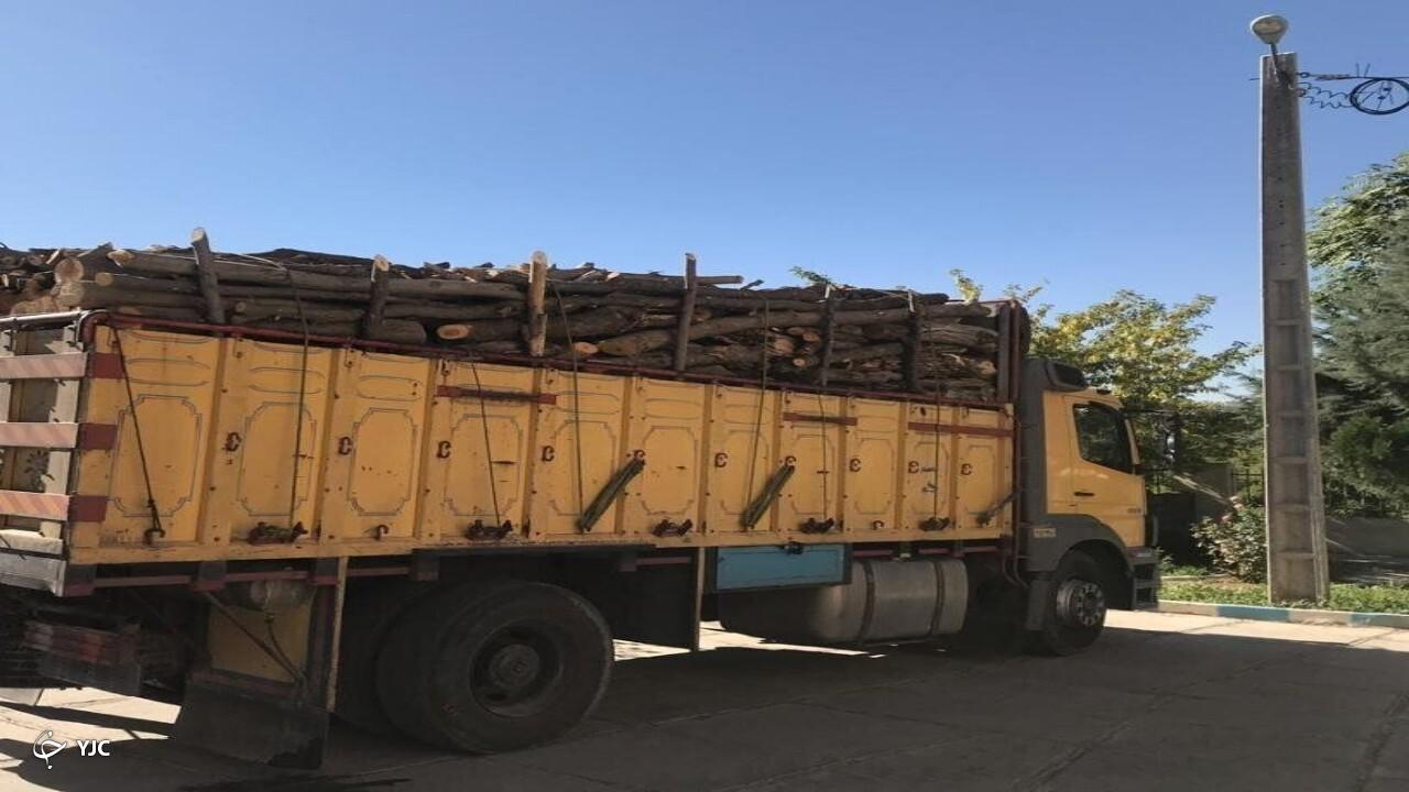 ۲۵ تن چوب قاچاق در مهاباد ضبط شد