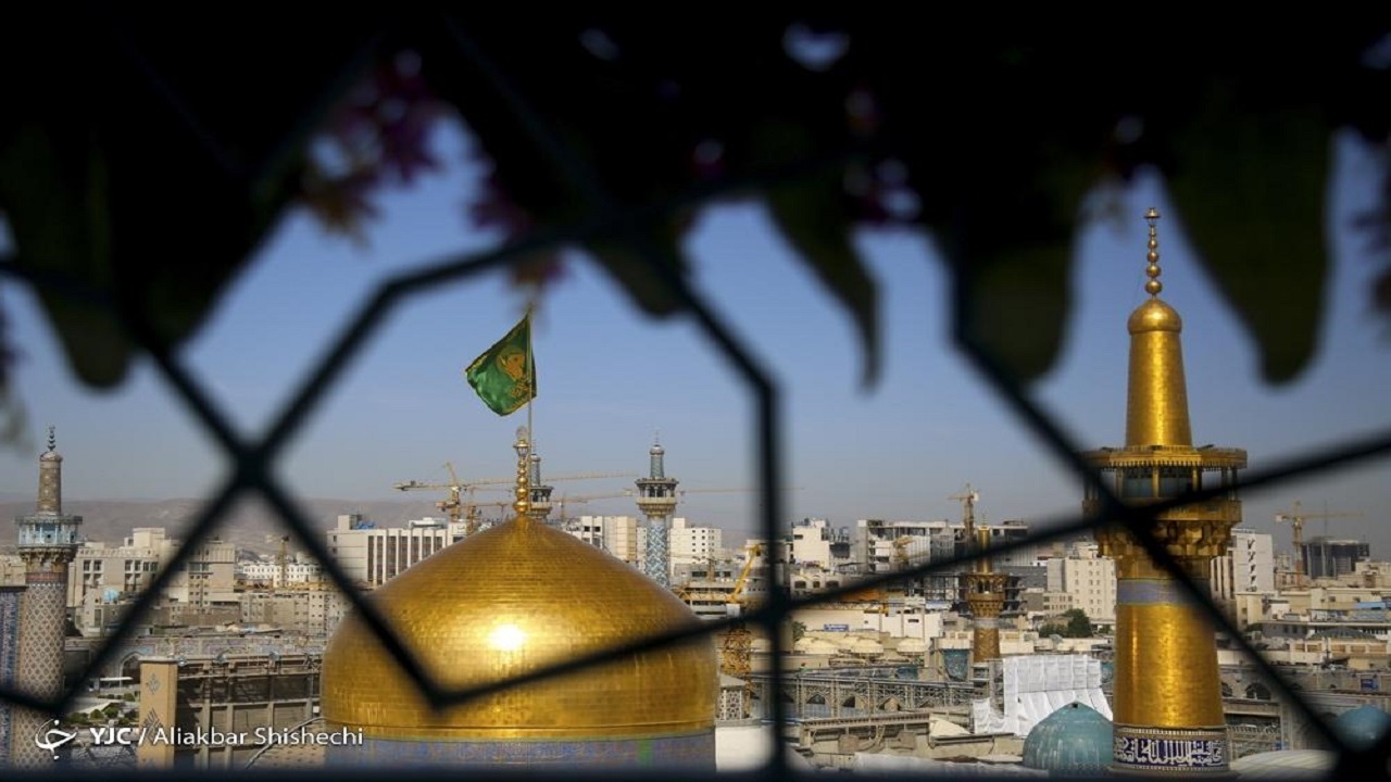 مراسم تعویض پرچم گنبد منور حرم مطهر رضوی برگزار می‌شود