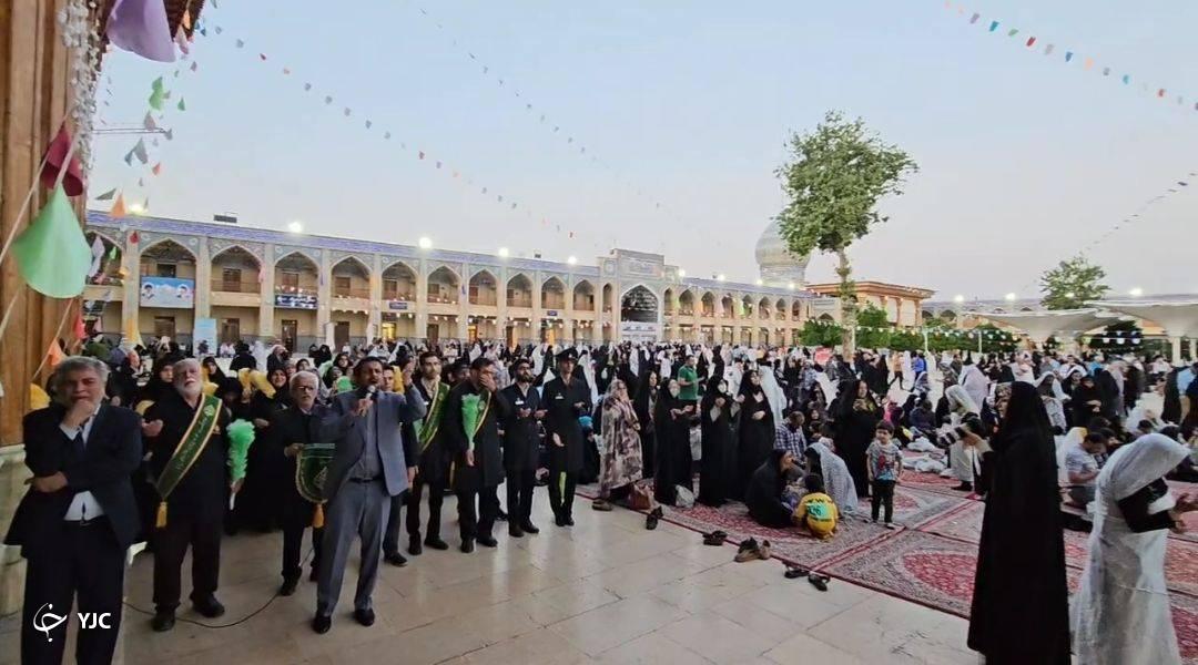 دعا برای سلامتی رئیس جمهور و تیم همراهانشان در حرم شاهچراغ + فیلم و تصاویر
