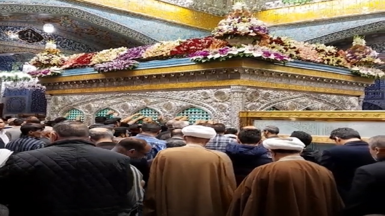 حال و هوای زائران در جوار ضریح امام رضا (ع) + فیلم