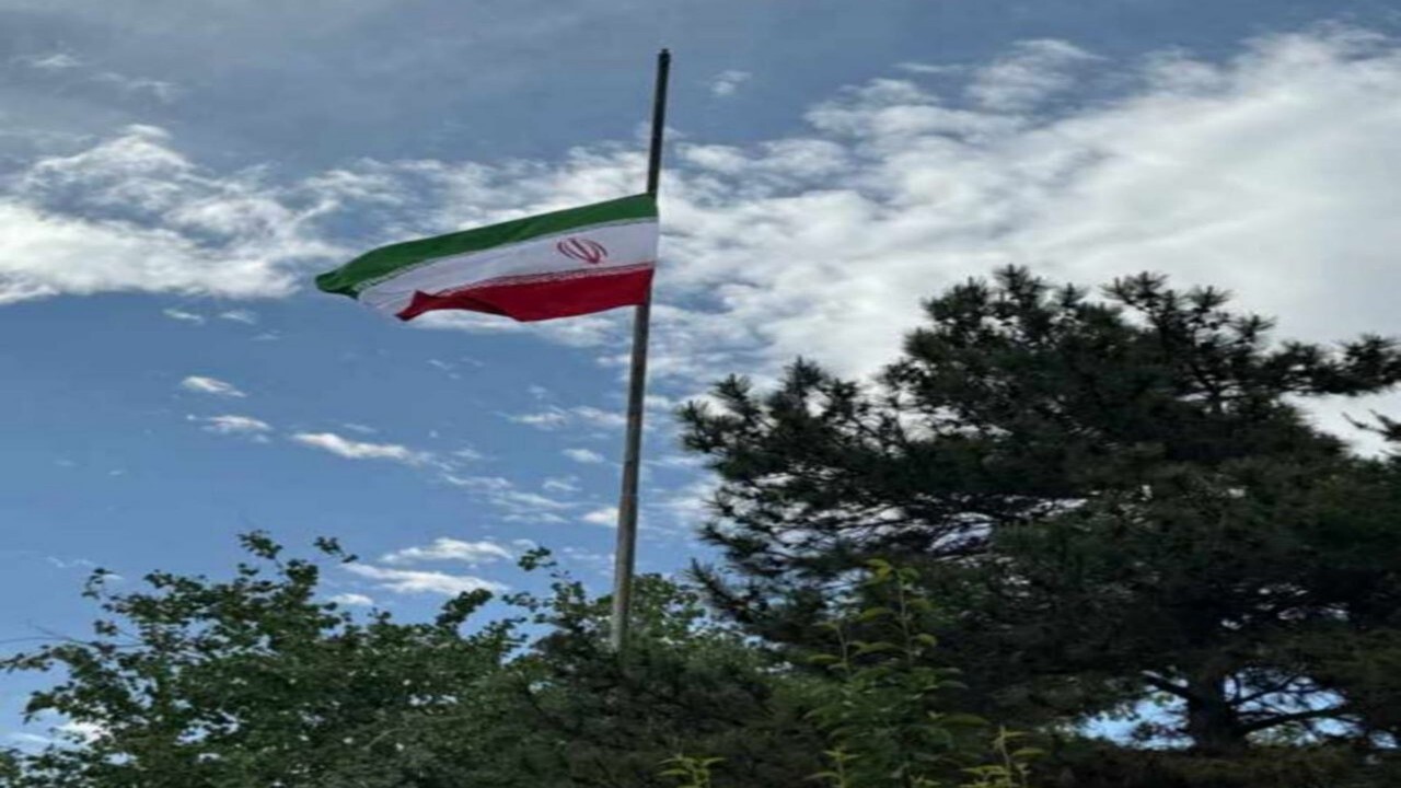 پرچم ها در نمایندگی‌های سیاسی ایران در افغانستان نیمه برافراشته شد