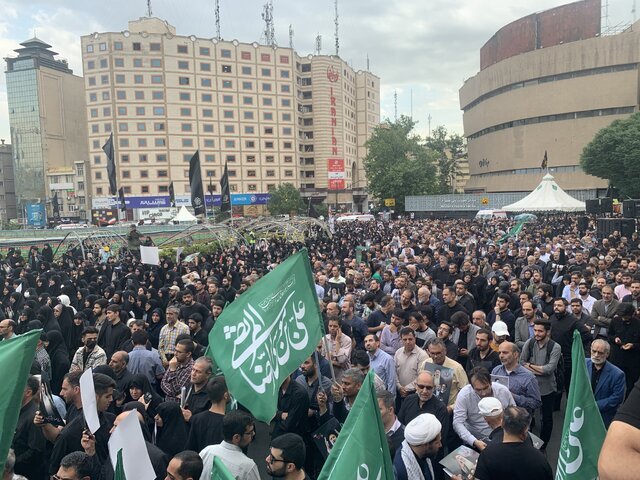 تصویری از مراسم امروز اجتماع مردمی در سوگ شهادت رئیسجمهور و همراهان در میدان ولیعصر تصویری از مراسم امروز اجتماع مردمی در سوگ شهادت رئیسجمهور و همراهان در میدان ولیعصر