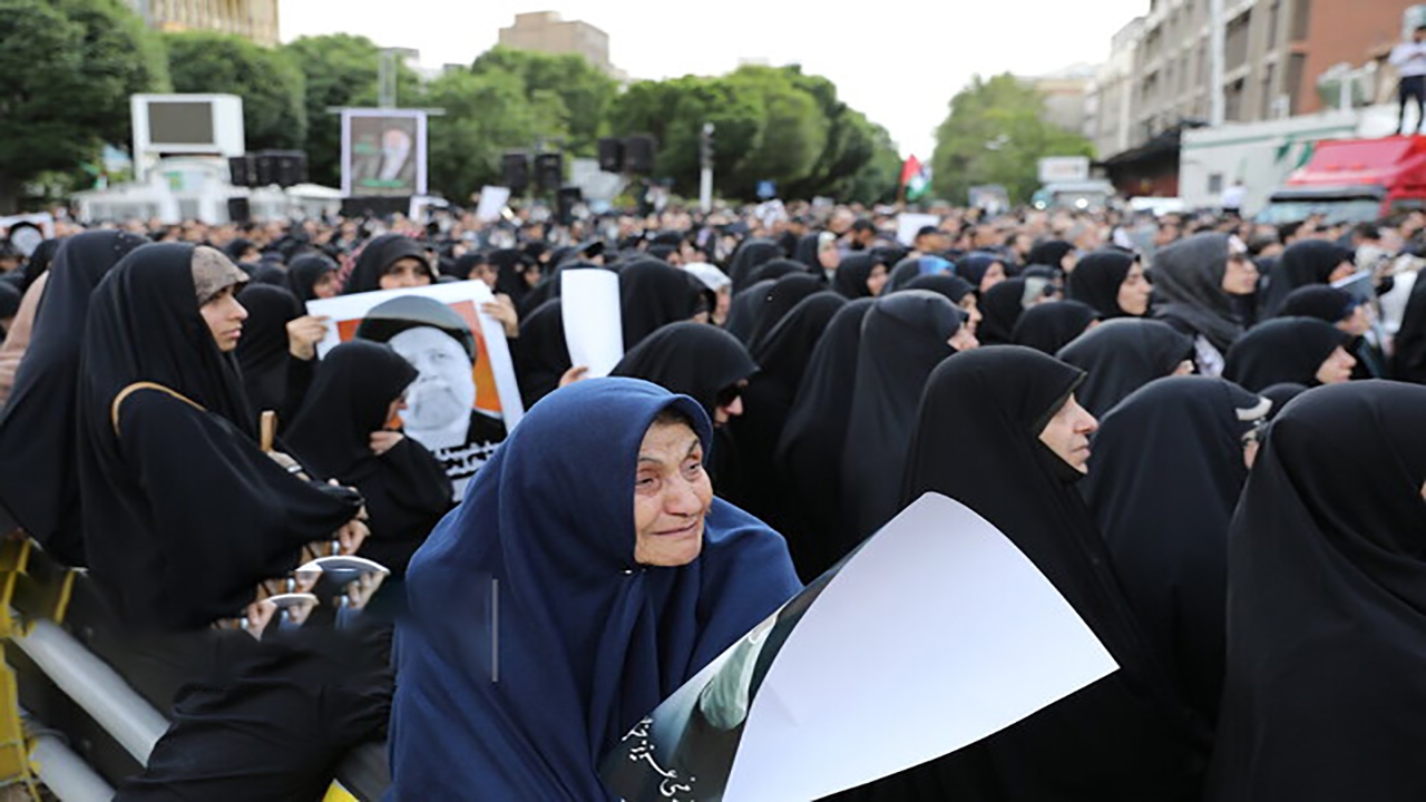 تصویری از مراسم امروز اجتماع مردمی در سوگ شهادت رئیسجمهور و همراهان در میدان ولیعصر تصویری از مراسم امروز اجتماع مردمی در سوگ شهادت رئیسجمهور و همراهان در میدان ولیعصر