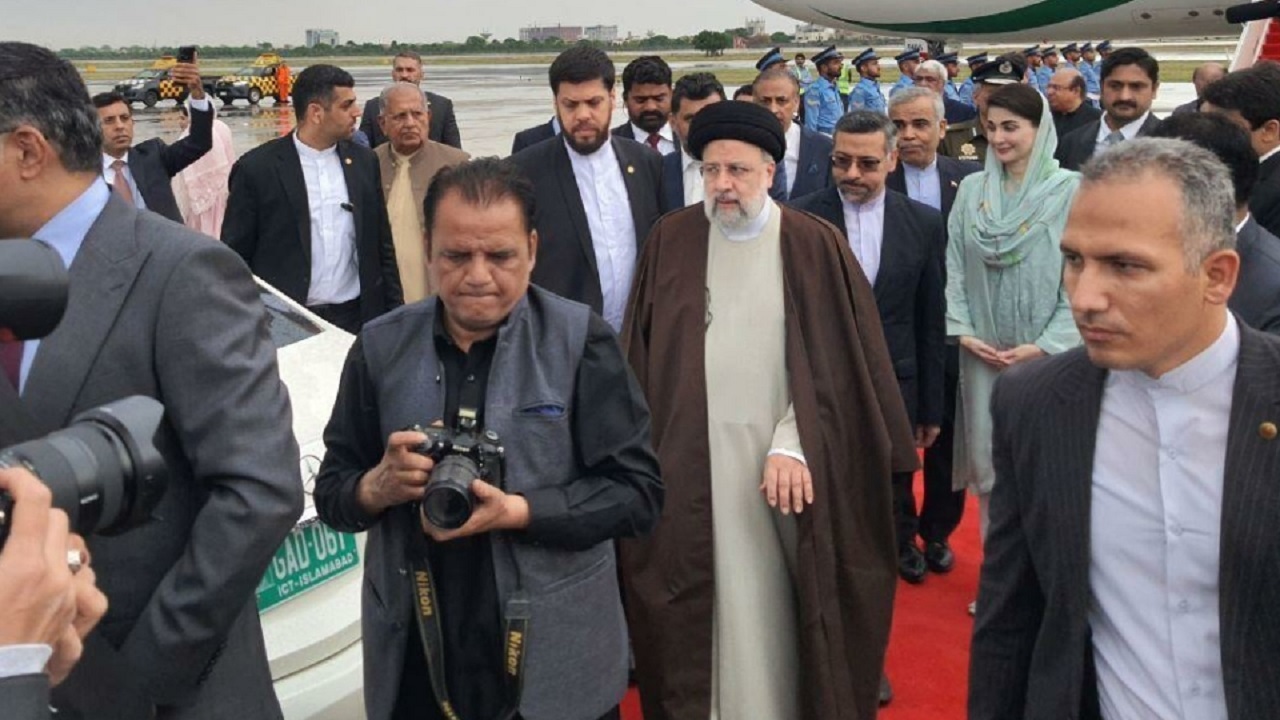 بازدید آیت‌الله رئیسی از آرامگاه اقبال لاهوری