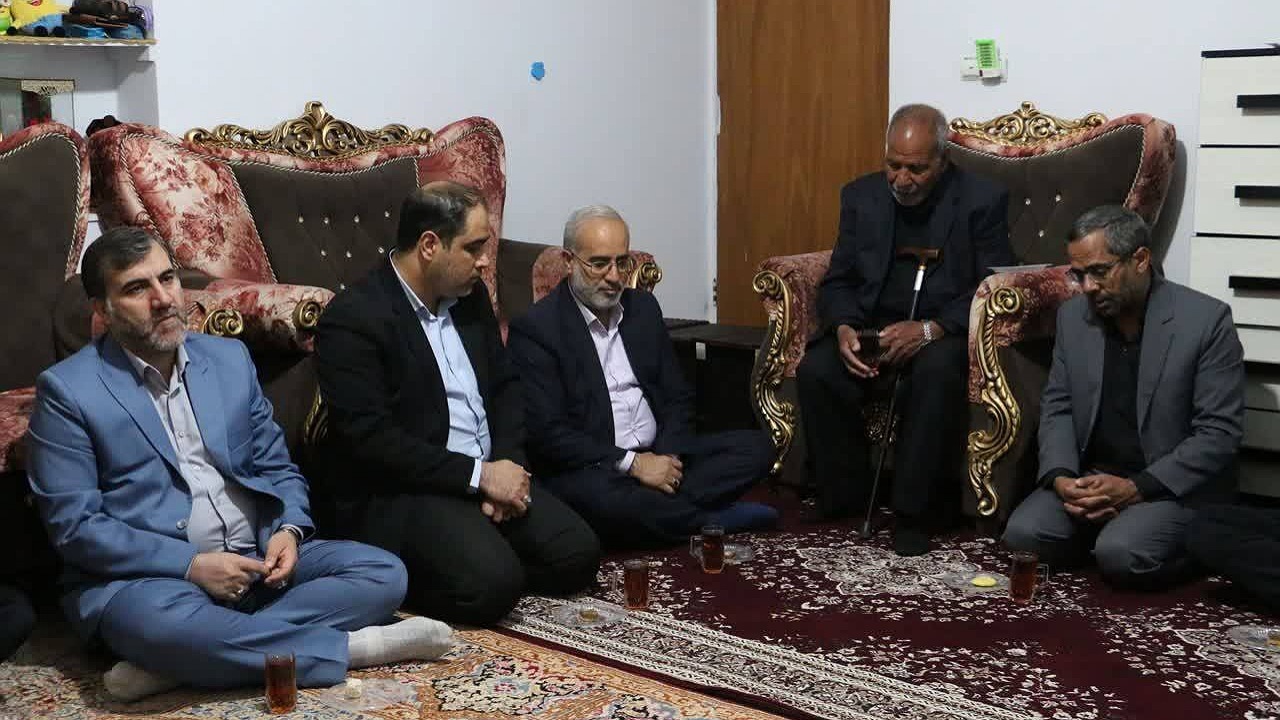 دیدار استاندار با خانواده آخرین شهید حادثه تروریستی کرمان