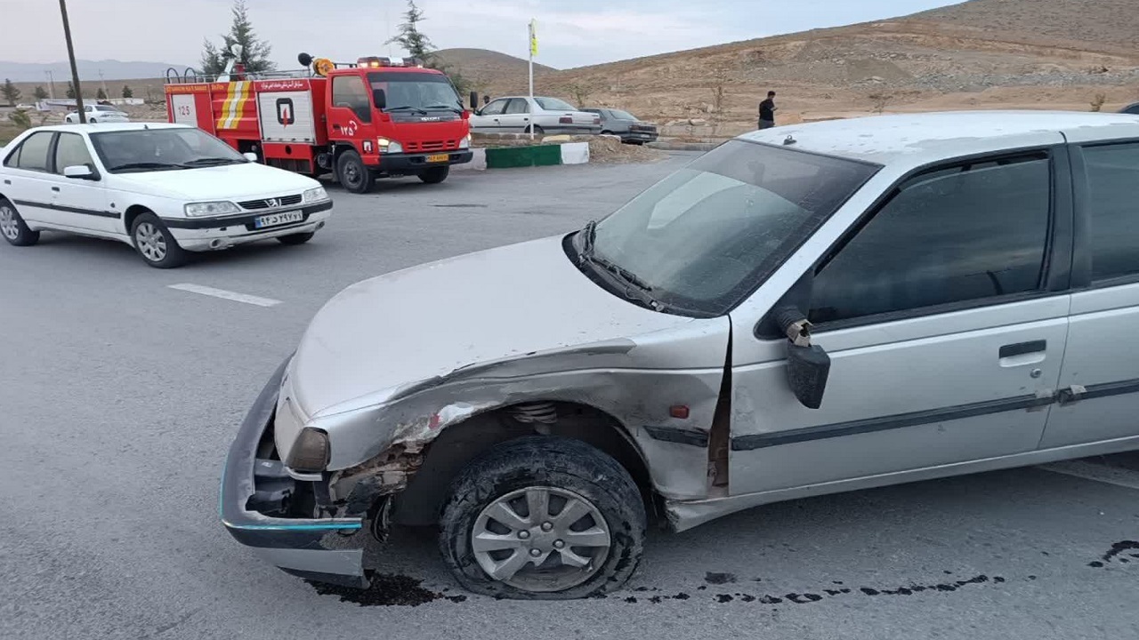 امدادرسانی آتش نشانان در حادثه تصادف در منظریه