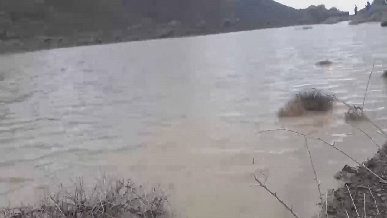 پرآب شدن سدخاکی در روستای خانمکان با بارش باران + فیلم