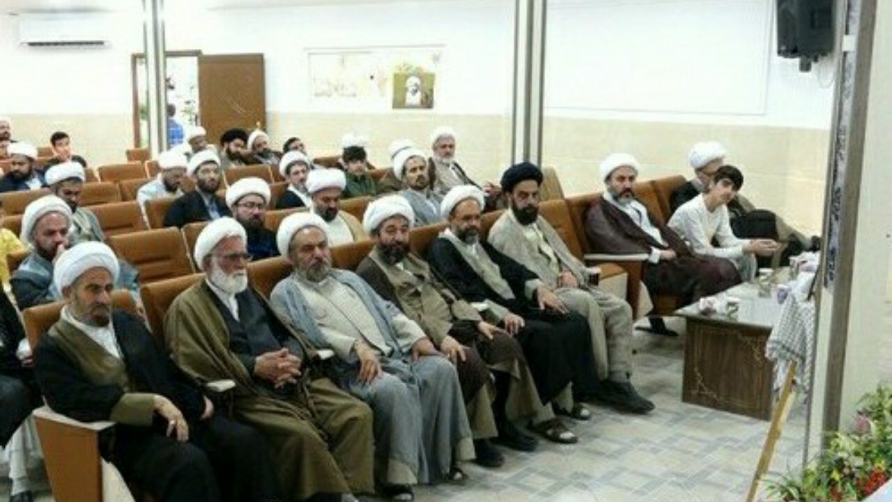 اهدای تندیس عبای خاکی به ۱۰ روحانی در قم