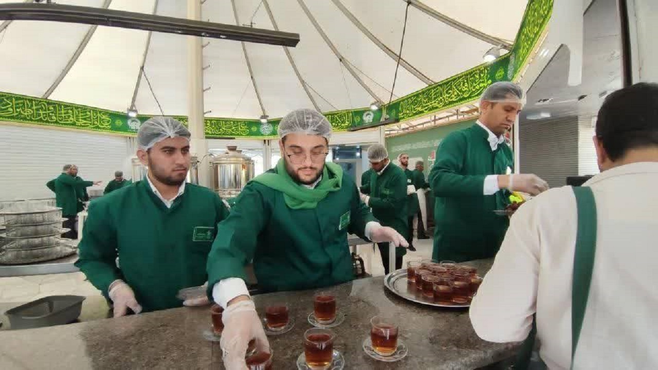 پذیرایی خادم الشهدای هرمزگان از زائران در چایخانه حرم مطهر رضوی + تصاویر