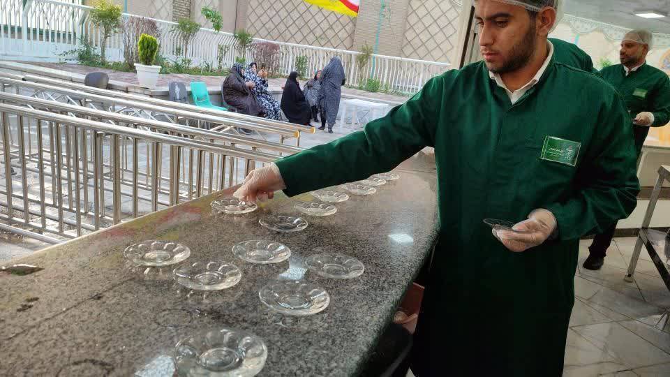 پهن کردن بساط پذیرایی از زائران در حرم امام رضا(ع)